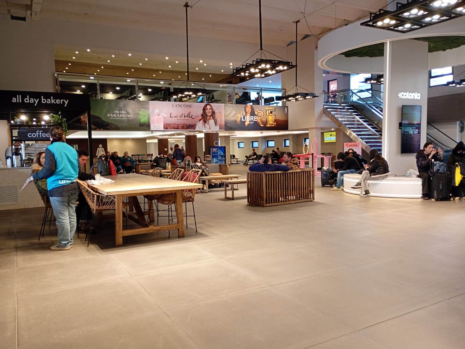 Salón de espera y zona comercial de la terminal de pasajeros