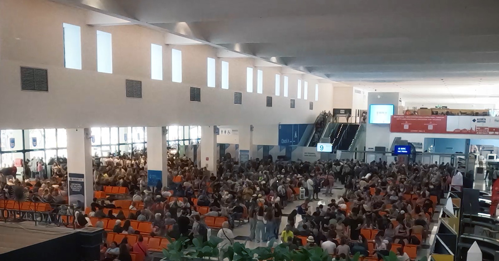 Sala de embarque con gran afluencia de pasajeros en horario pico