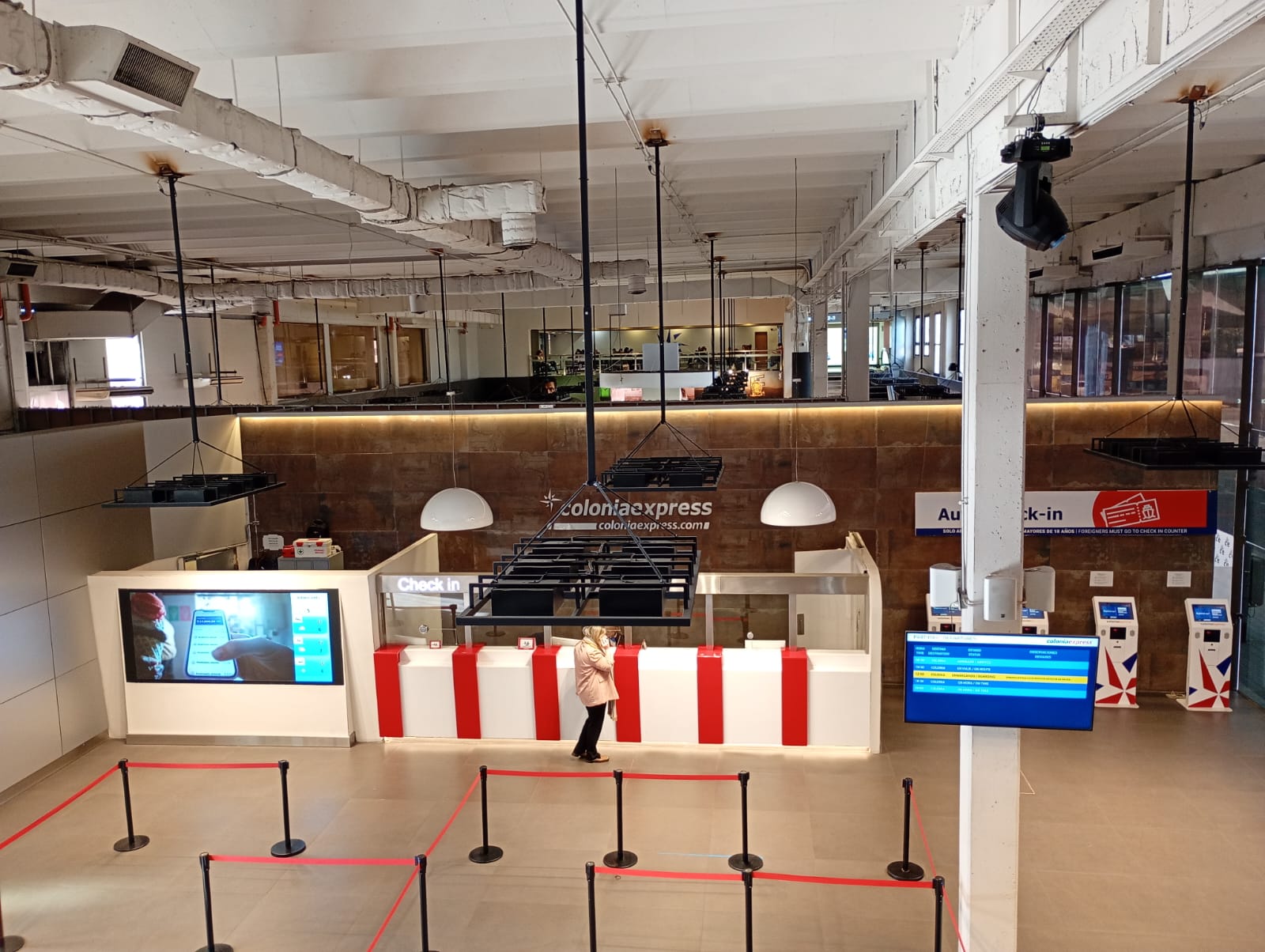 Mostradores de check-in y terminales de auto-servicio en la terminal