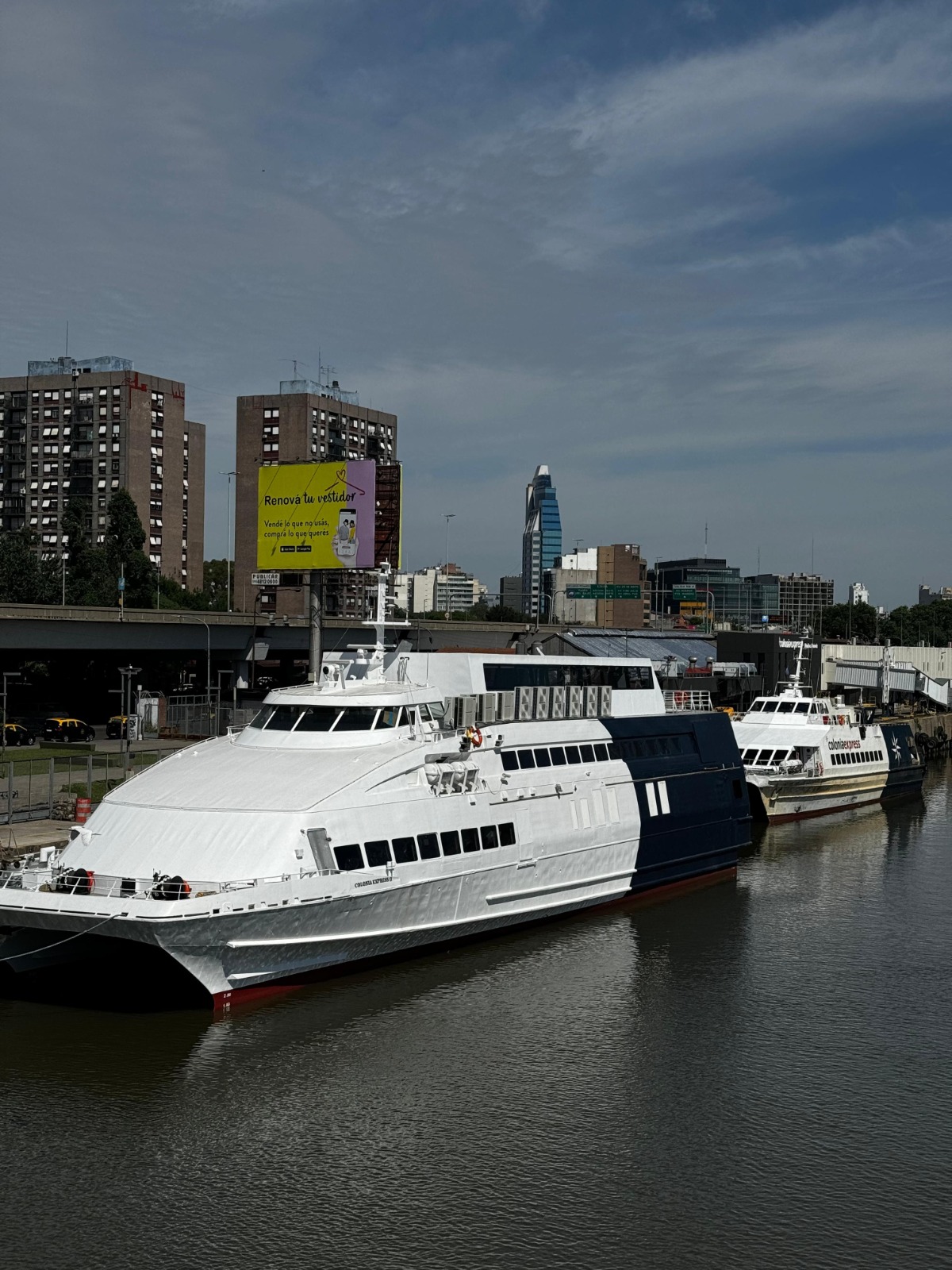 Catamaranes de Colonia Express atracados en el muelle de Puerto Madero