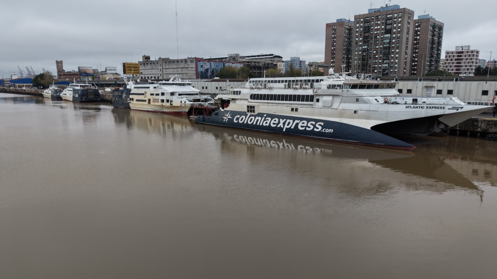 Flota de buques rápidos operando en la dársena de la terminal