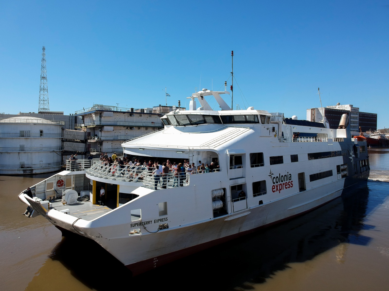Buque Superferry Express con pasajeros en cubierta superior
