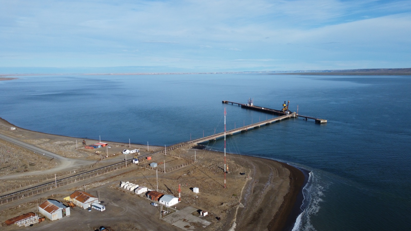 Coordinación de equipos en el muelle durante el despacho de granel