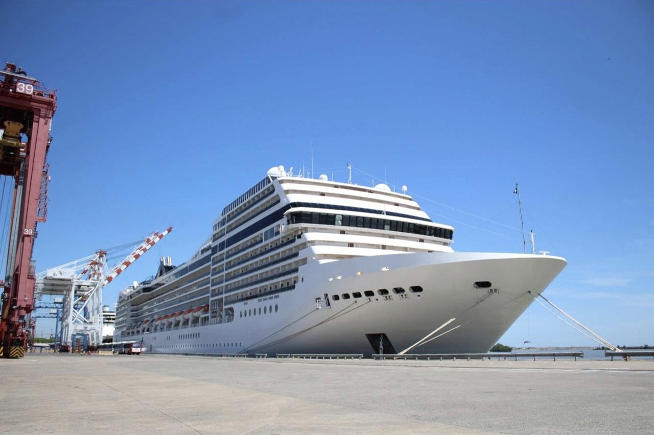 Crucero de gran porte amarrado en la terminal de cruceros junto a las grúas del puerto